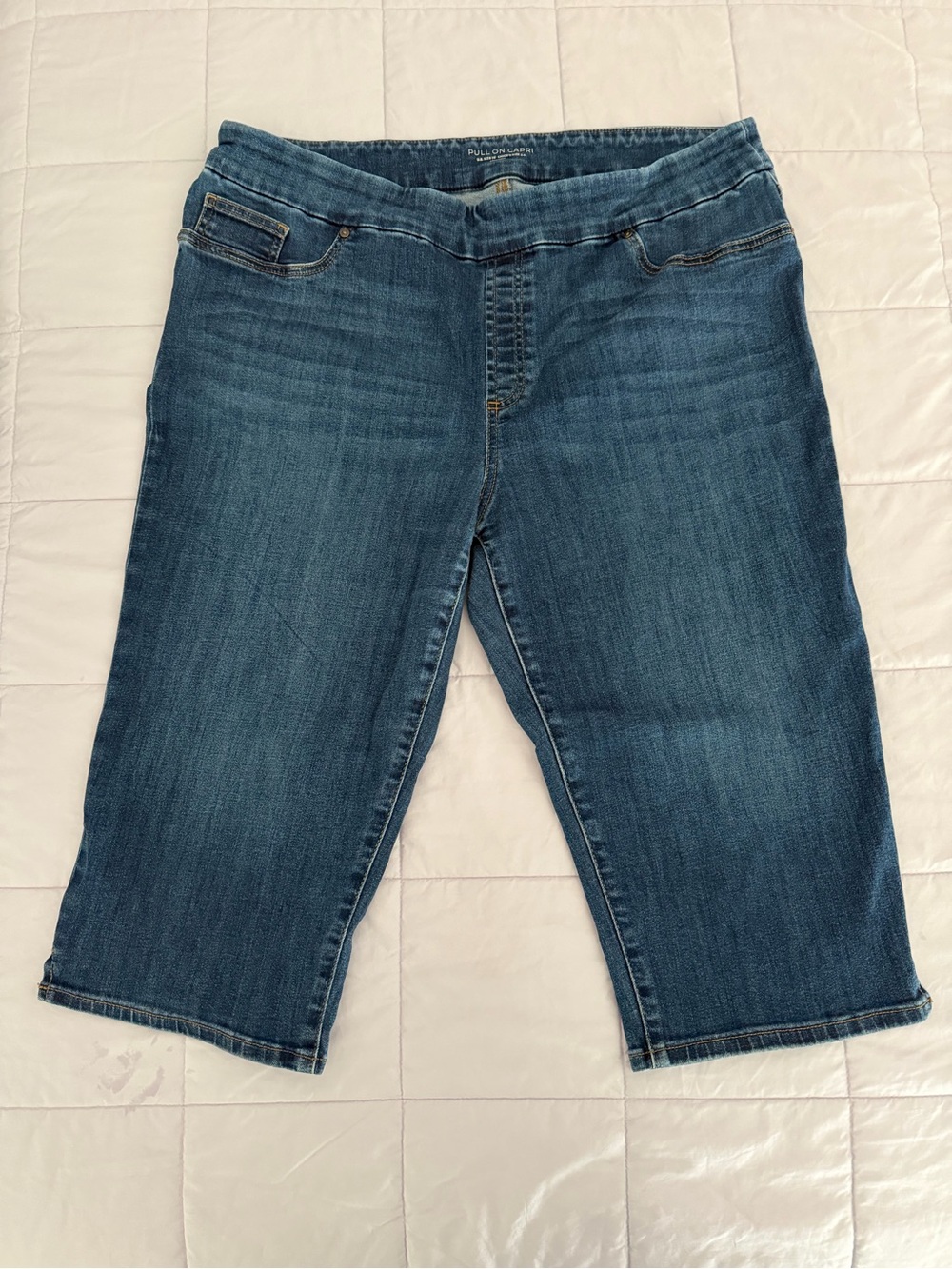 Woman’s Chico’s pull on Denim capri jeans size 2,5 (14)